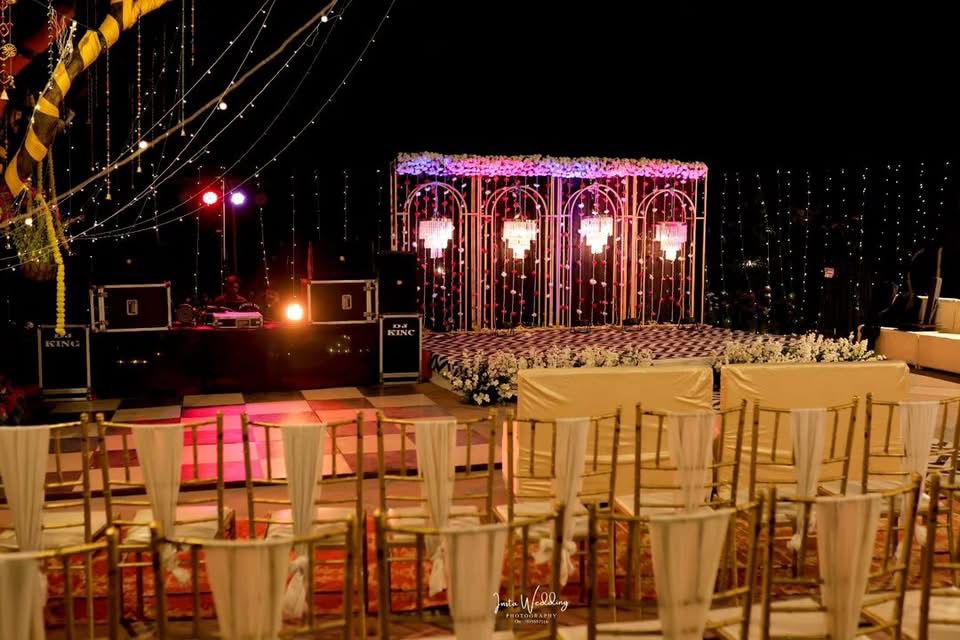 Riverside resort wedding ambience